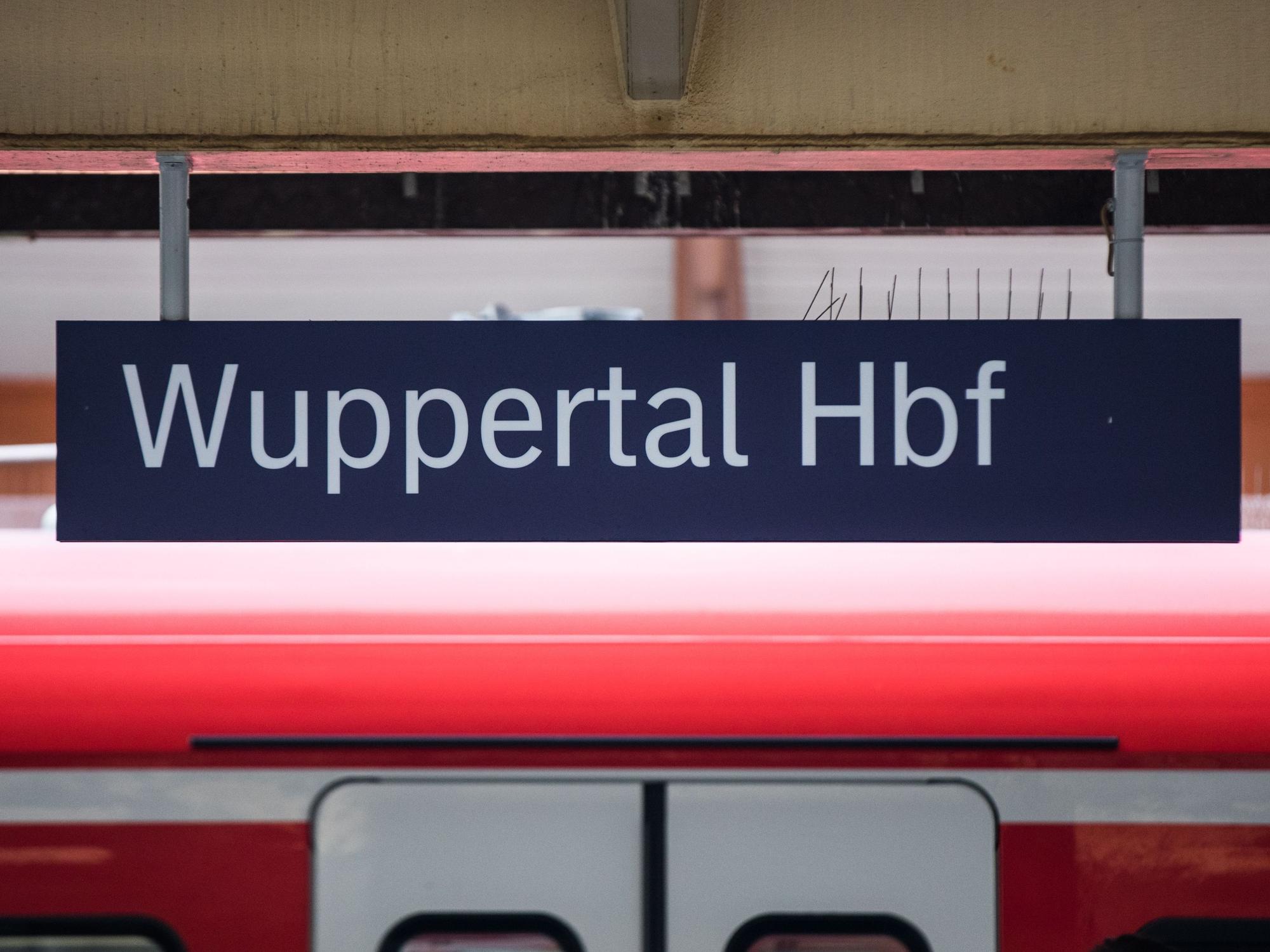 Der Mann, der vor acht Jahren in Wuppertal ein Kind an sich gerissen hatte und vor einen Zug gesprungen war, ist abgeschoben worden.