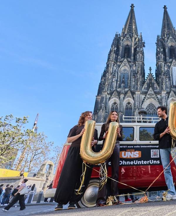 16.10.2026, Nordrhein-Westfalen, Köln: Milos Vukovic (r), Marie Zielcke (l) und Tabea Heynig, Schauspieler der RTL Daily Soap „Unter Uns“, stehen mit einem alten VW Bulli vor dem Dom. Die Schauspieler wollen für eine Fortführung der Serie werben, die RTL nach mehr als drei Jahrzehnten aus dem Programm nehmen wird. Foto: Rolf Vennenbernd/dpa +++ dpa-Bildfunk +++