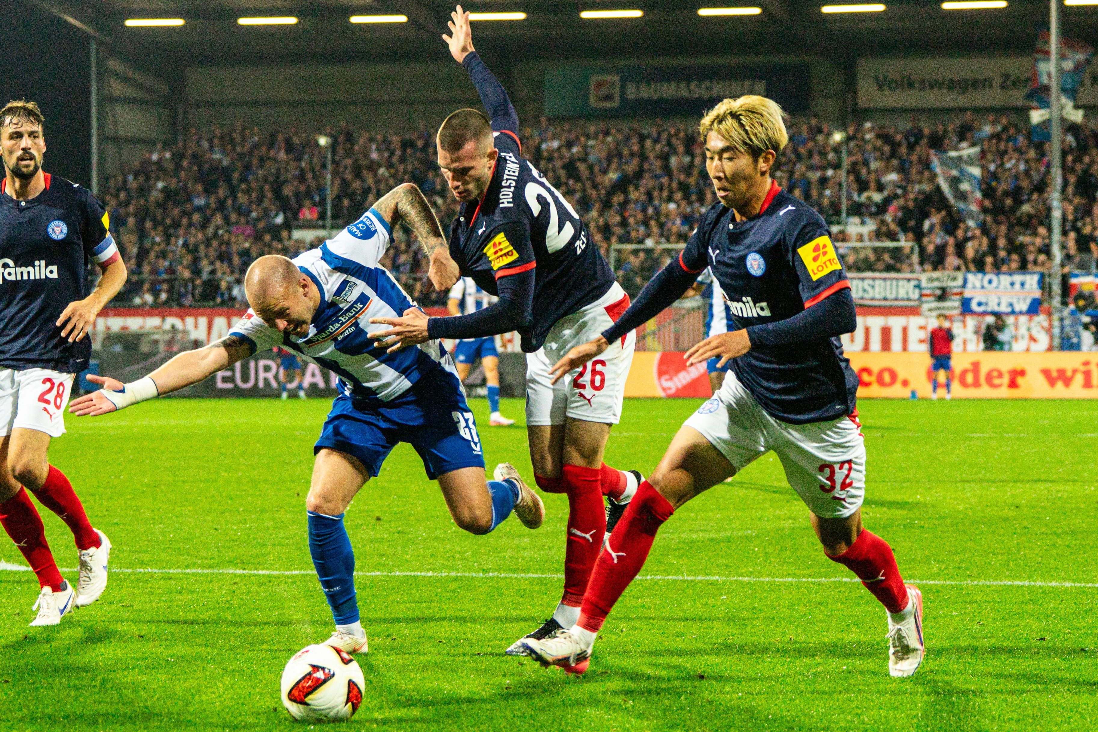 Ein Zweikampf im Spiel zwischen Hertha BSC und Holstein Kiel.
