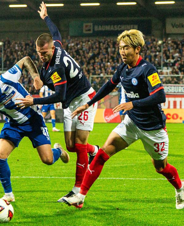Ein Zweikampf im Spiel zwischen Hertha BSC und Holstein Kiel.