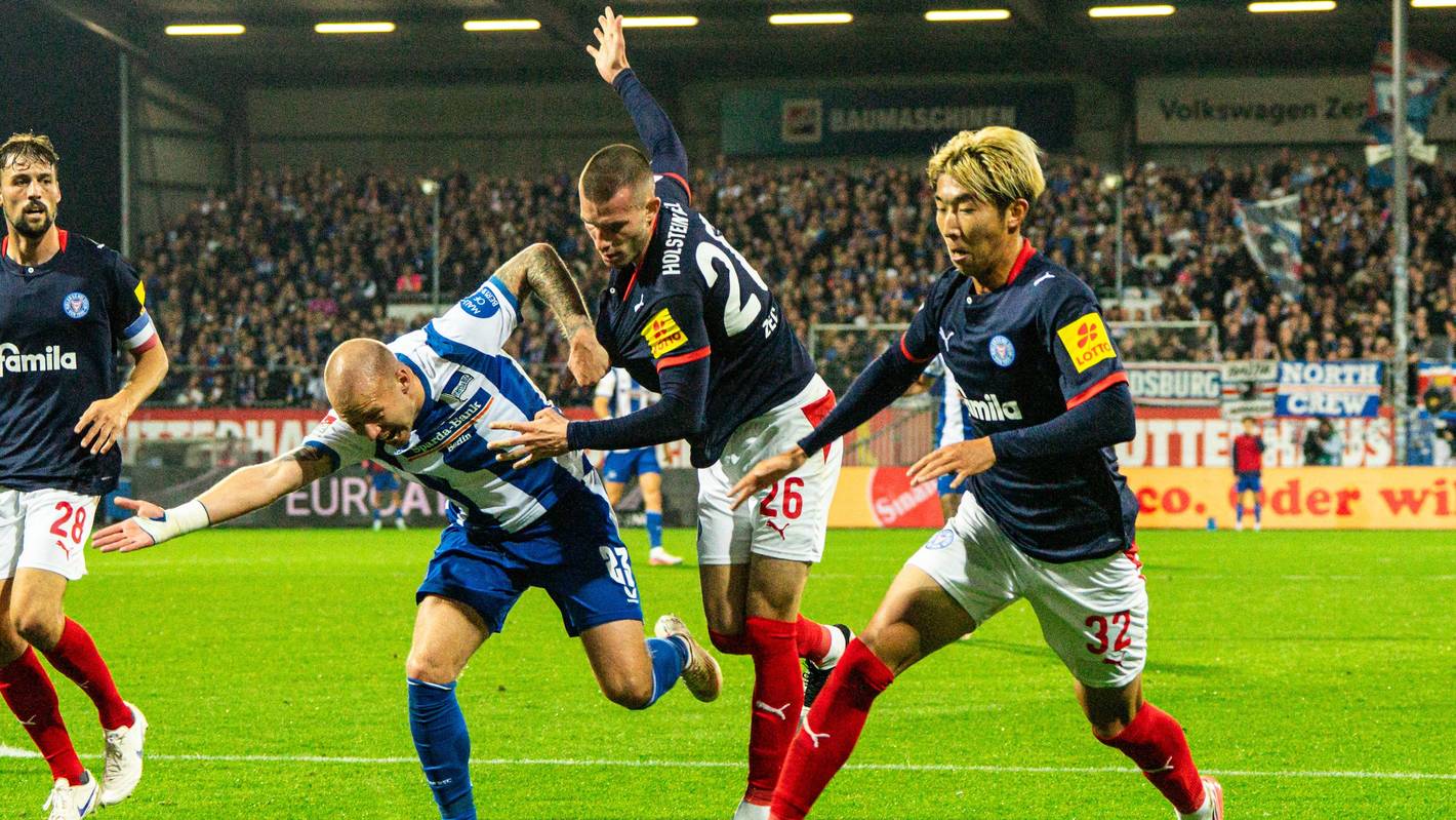 Ein Zweikampf im Spiel zwischen Hertha BSC und Holstein Kiel.