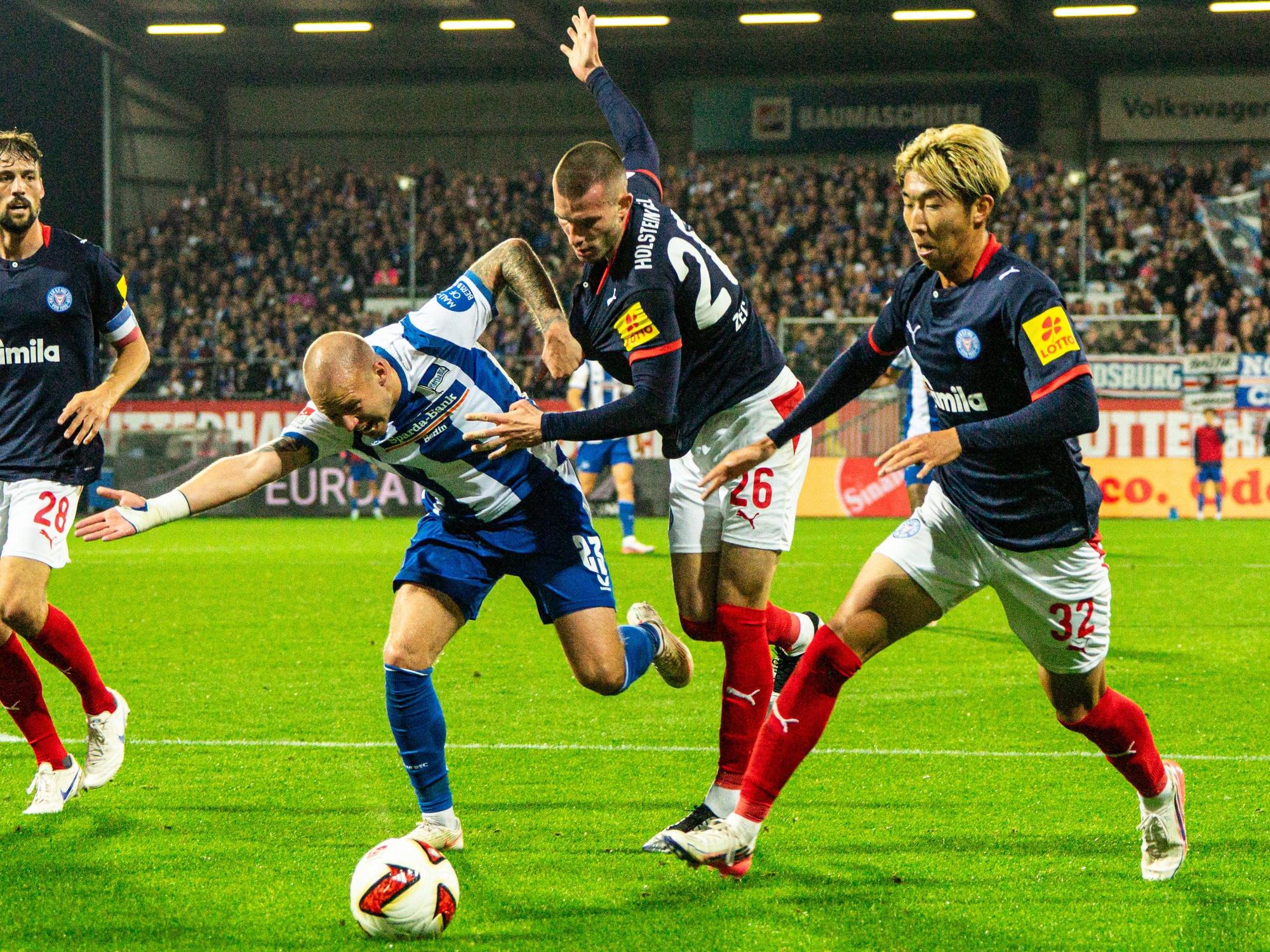 Ein Zweikampf im Spiel zwischen Hertha BSC und Holstein Kiel.