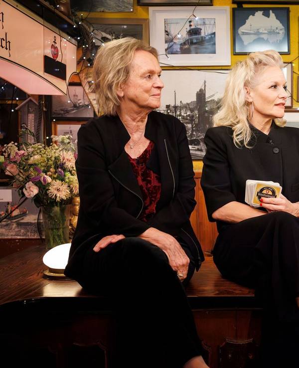 Ina Müller (Mitte) begrüßte bei „Inas Nacht“ Schrifstellerin Elke Heidenreich und Schauspieler Ulrich Tukur. (Bild: NDR/ Morris Mac Matzen)