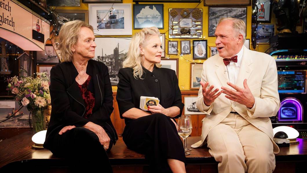 Ina Müller (Mitte) begrüßte bei „Inas Nacht“ Schrifstellerin Elke Heidenreich und Schauspieler Ulrich Tukur. (Bild: NDR/ Morris Mac Matzen)