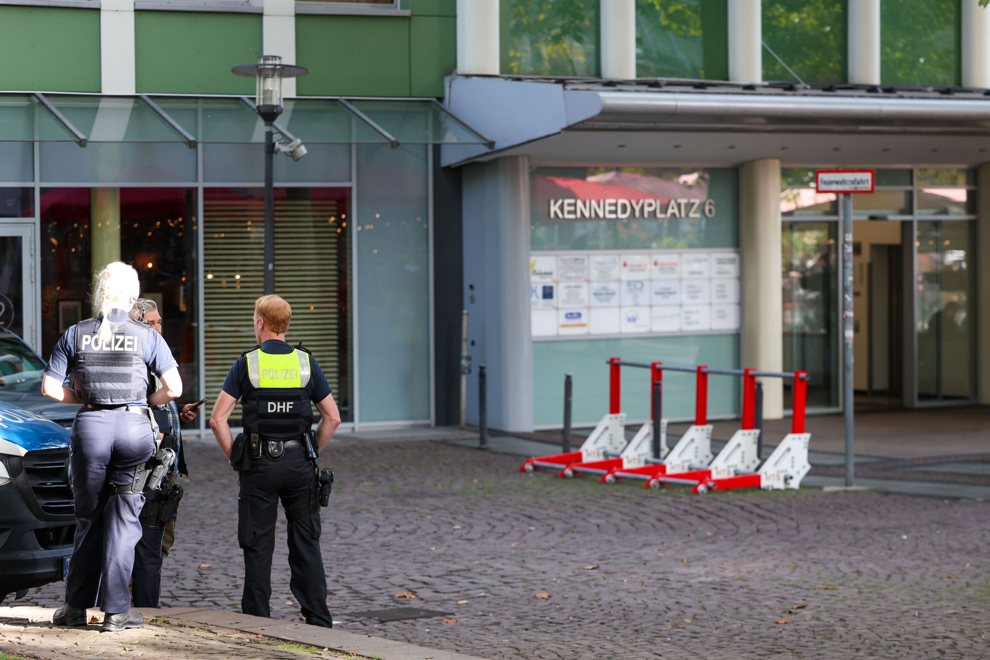 15.10.2026, Nordrhein-Westfalen, Essen: Polizeibeamte stehen in unmittelbarer Nähe zum Tatort an einem Ärztehaus am Kennedyplatz. Nach der gewaltsamen Befreiung eines Häftlings bei einem Arztbesuch in Essen sind bei der Polizei mehrere Zeugenhinweise eingegangen. Die drei Männer sind weiter auf der Flucht. Foto: Christoph Reichwein/dpa +++ dpa-Bildfunk +++