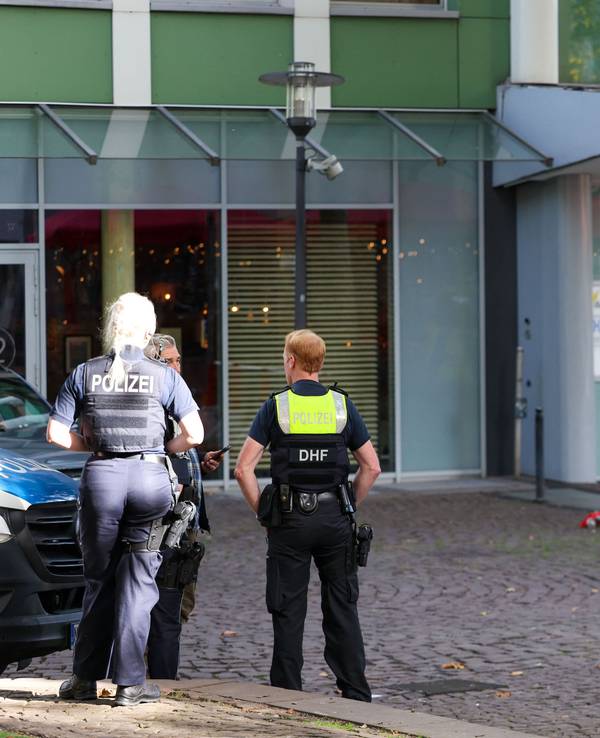 15.10.2026, Nordrhein-Westfalen, Essen: Polizeibeamte stehen in unmittelbarer Nähe zum Tatort an einem Ärztehaus am Kennedyplatz. Nach der gewaltsamen Befreiung eines Häftlings bei einem Arztbesuch in Essen sind bei der Polizei mehrere Zeugenhinweise eingegangen. Die drei Männer sind weiter auf der Flucht. Foto: Christoph Reichwein/dpa +++ dpa-Bildfunk +++