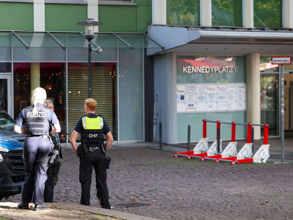 15.10.2026, Nordrhein-Westfalen, Essen: Polizeibeamte stehen in unmittelbarer Nähe zum Tatort an einem Ärztehaus am Kennedyplatz. Nach der gewaltsamen Befreiung eines Häftlings bei einem Arztbesuch in Essen sind bei der Polizei mehrere Zeugenhinweise eingegangen. Die drei Männer sind weiter auf der Flucht. Foto: Christoph Reichwein/dpa +++ dpa-Bildfunk +++