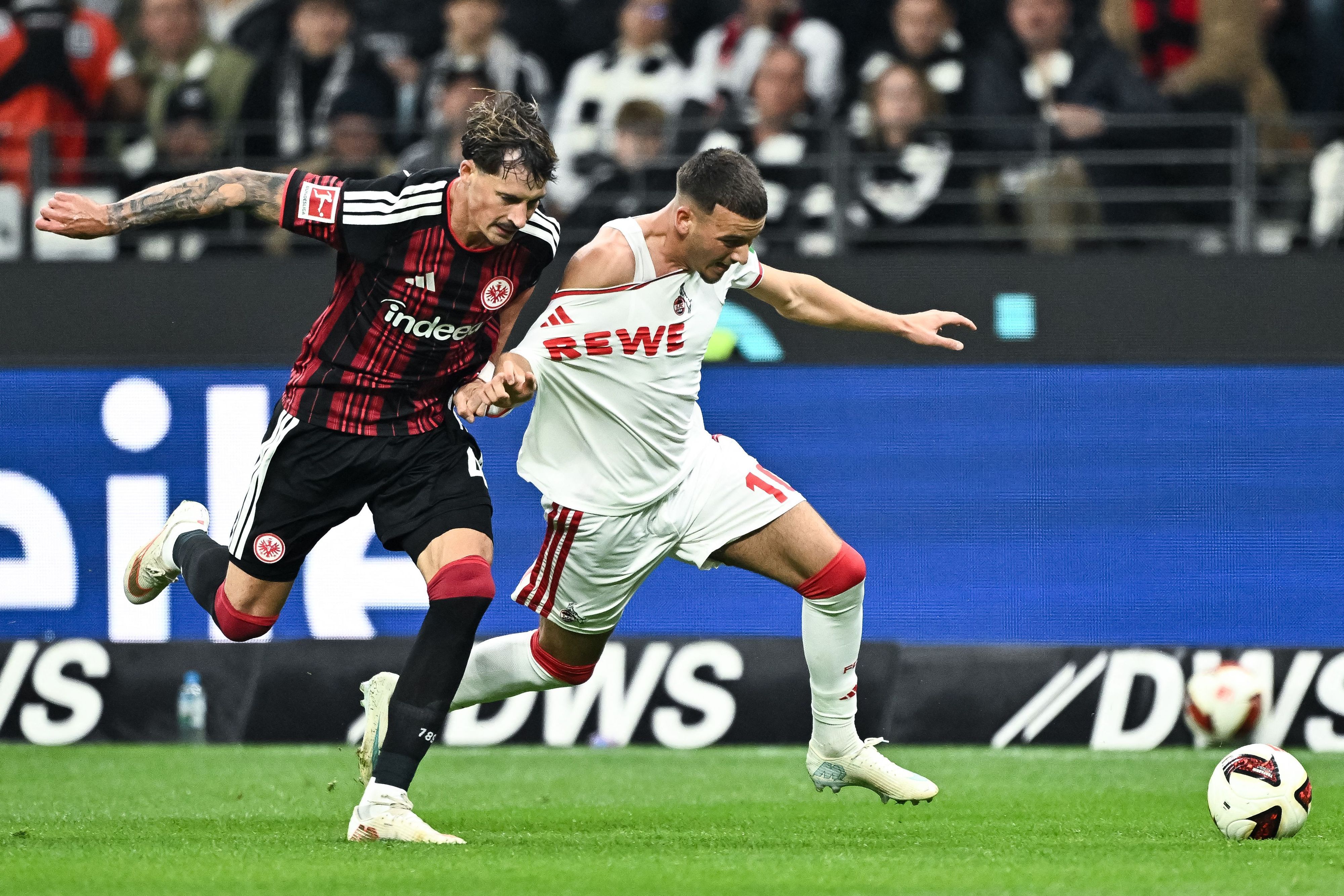 Robin Koch (Eintracht Frankfurt, l) und Said El Mala (1. FC Köln) kämpfen um den Ball.