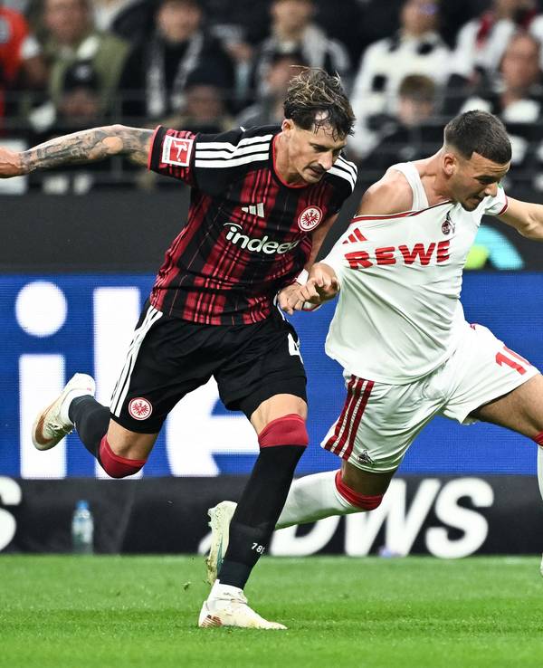 Robin Koch (Eintracht Frankfurt, l) und Said El Mala (1. FC Köln) kämpfen um den Ball.