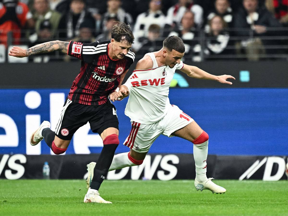 Robin Koch (Eintracht Frankfurt, l) und Said El Mala (1. FC Köln) kämpfen um den Ball.