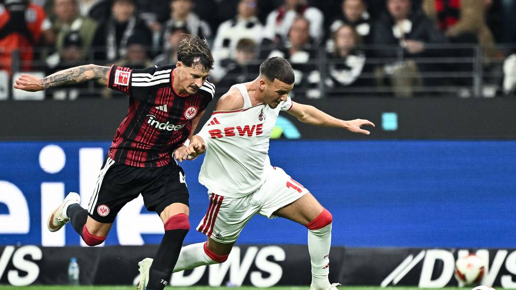 Robin Koch (Eintracht Frankfurt, l) und Said El Mala (1. FC Köln) kämpfen um den Ball.