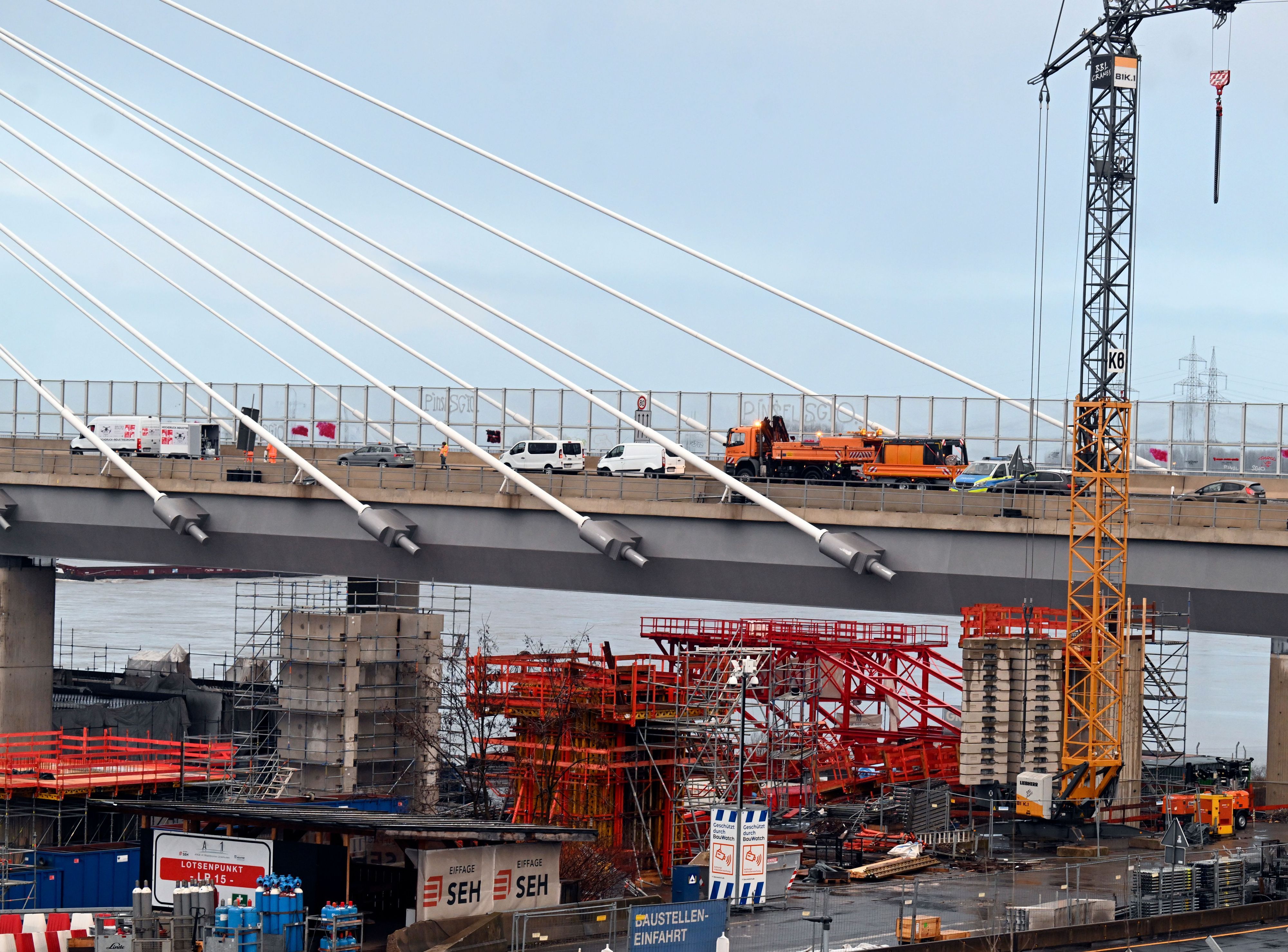 Fehlerhafte Stahlbauteile aus China, eine Kündigung und gegenseitige Klagen: Vor dem Landgericht Köln beginnt ein Verfahren um die Leverkusener Rheinbrücke.