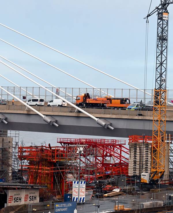 Fehlerhafte Stahlbauteile aus China, eine Kündigung und gegenseitige Klagen: Vor dem Landgericht Köln beginnt ein Verfahren um die Leverkusener Rheinbrücke.
