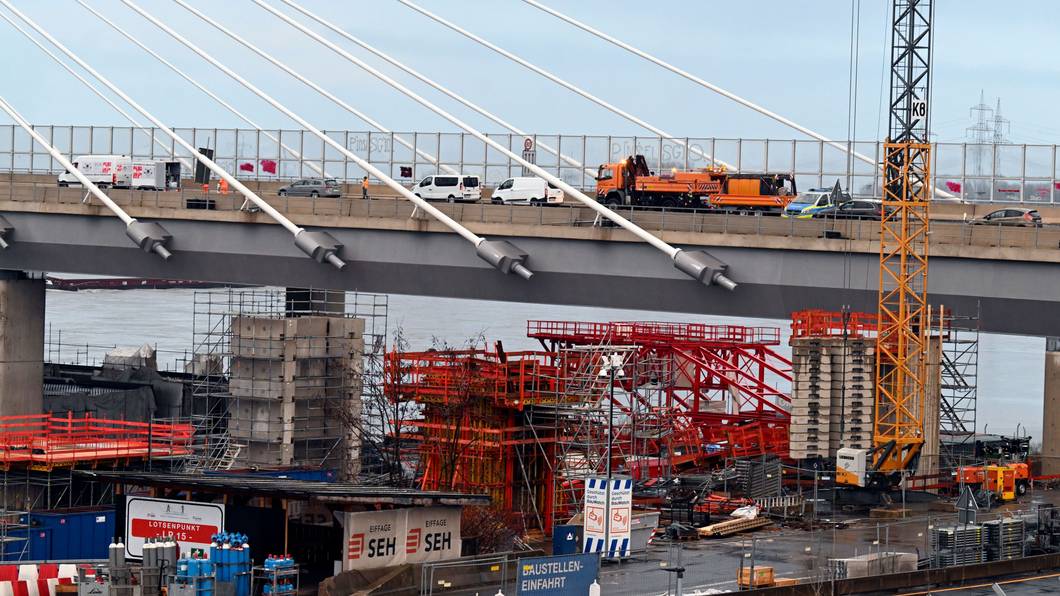 Fehlerhafte Stahlbauteile aus China, eine Kündigung und gegenseitige Klagen: Vor dem Landgericht Köln beginnt ein Verfahren um die Leverkusener Rheinbrücke.