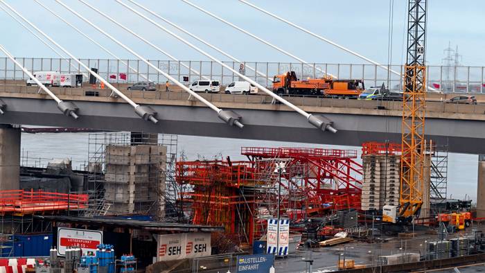 Fehlerhafte Stahlbauteile aus China, eine Kündigung und gegenseitige Klagen: Vor dem Landgericht Köln beginnt ein Verfahren um die Leverkusener Rheinbrücke.