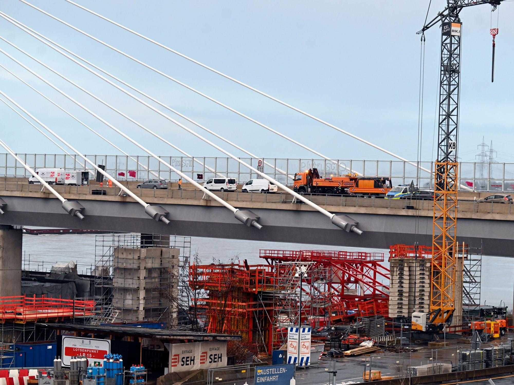Fehlerhafte Stahlbauteile aus China, eine Kündigung und gegenseitige Klagen: Vor dem Landgericht Köln beginnt ein Verfahren um die Leverkusener Rheinbrücke.