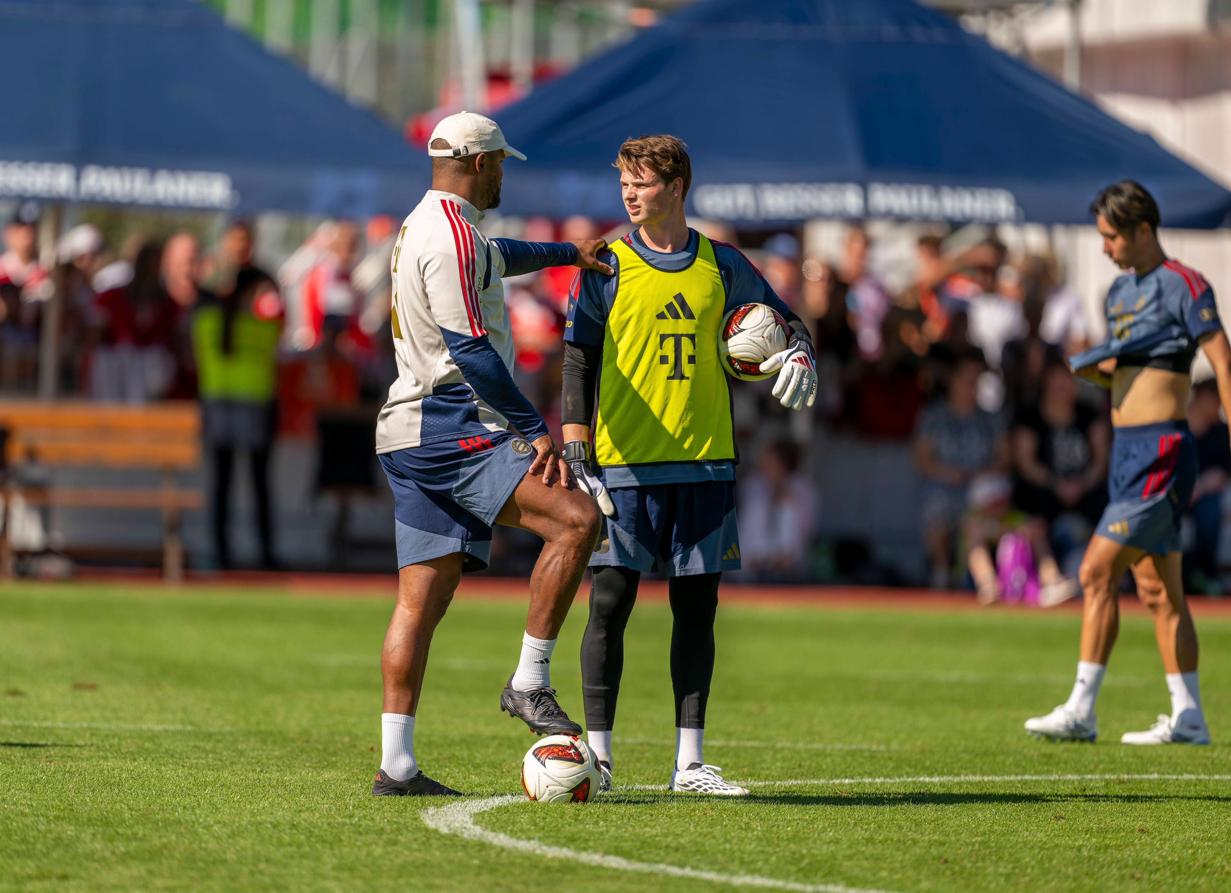 Vincent Kompany spricht im Training mit Jonas Urbig.