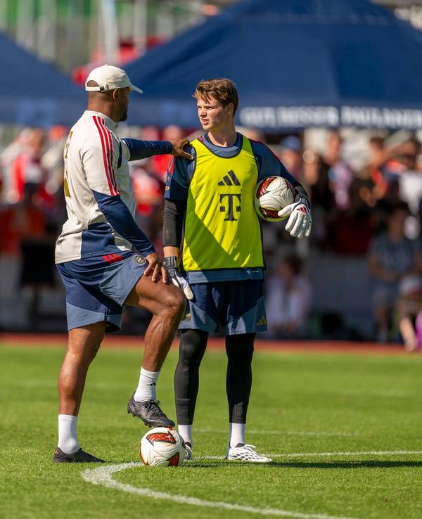 Vincent Kompany spricht im Training mit Jonas Urbig.