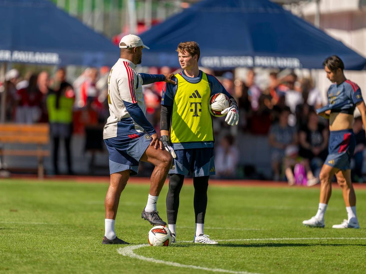 Vincent Kompany spricht im Training mit Jonas Urbig.