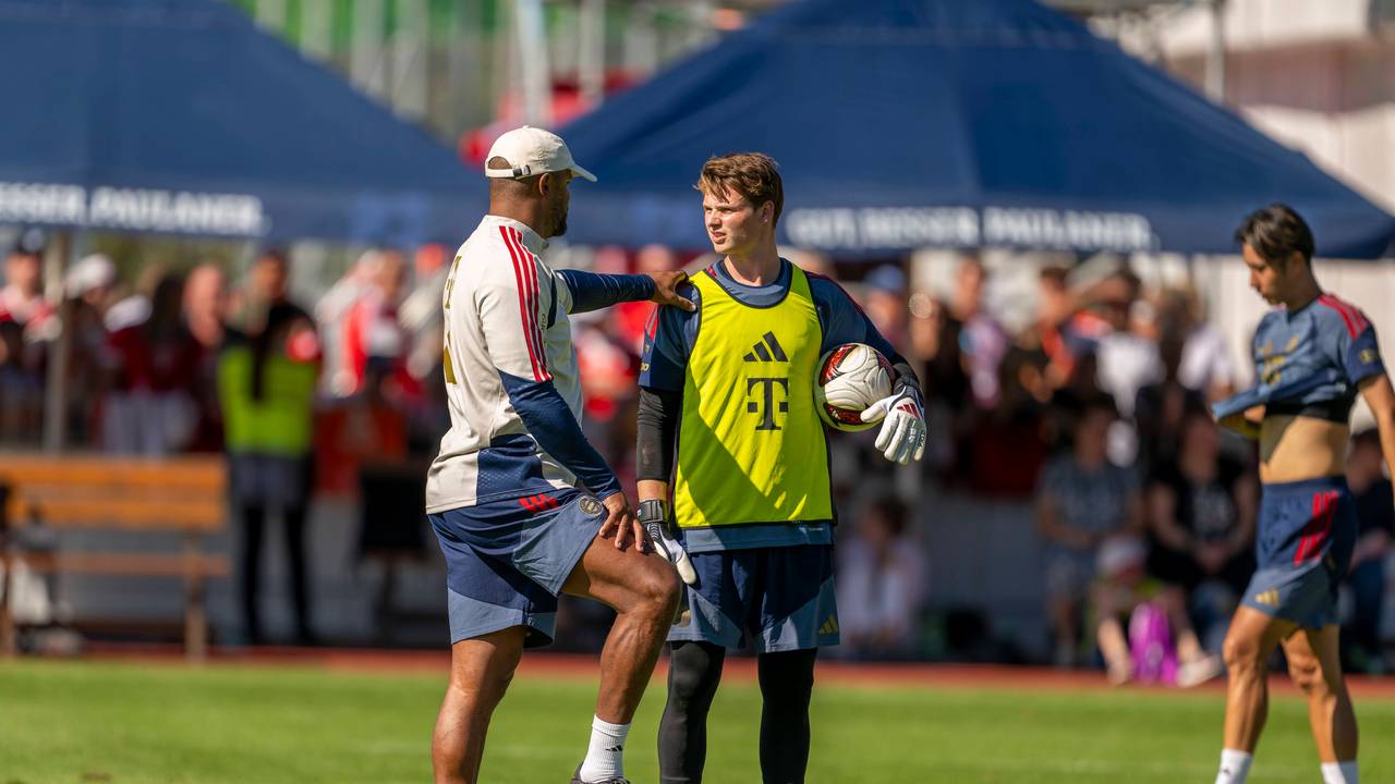 Vincent Kompany spricht im Training mit Jonas Urbig.