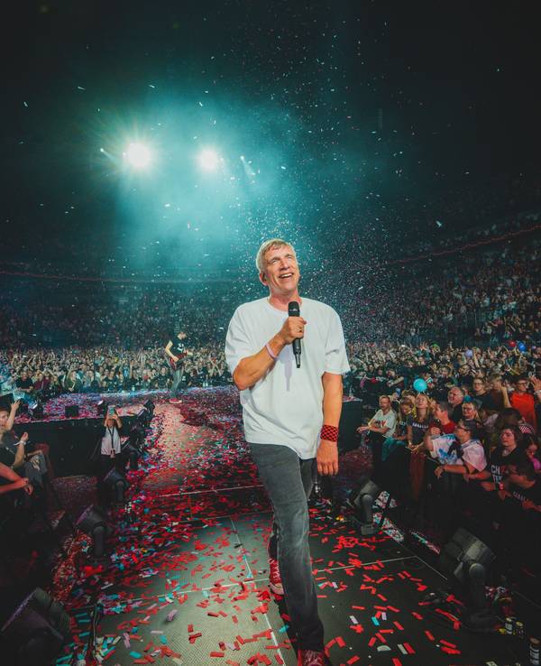 Bastian Campmann von Kasalla auf der Bühne der Lanxess-Arena.