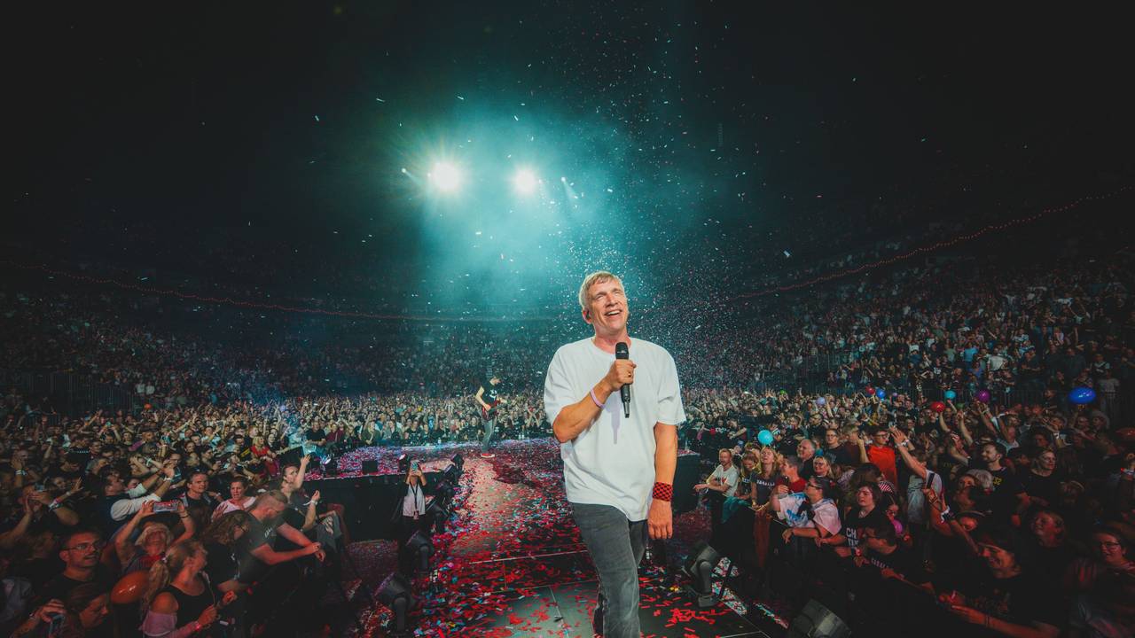 Bastian Campmann von Kasalla auf der Bühne der Lanxess-Arena.
