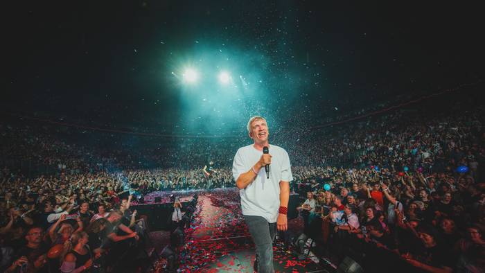 Bastian Campmann von Kasalla auf der Bühne der Lanxess-Arena.