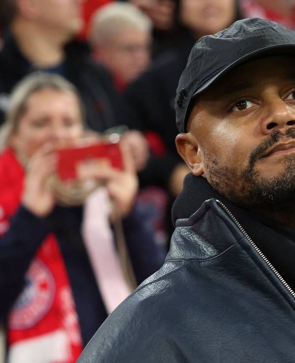 Bayern-Trainer Vincent Kompany beim Spiel gegen RB Leipzig