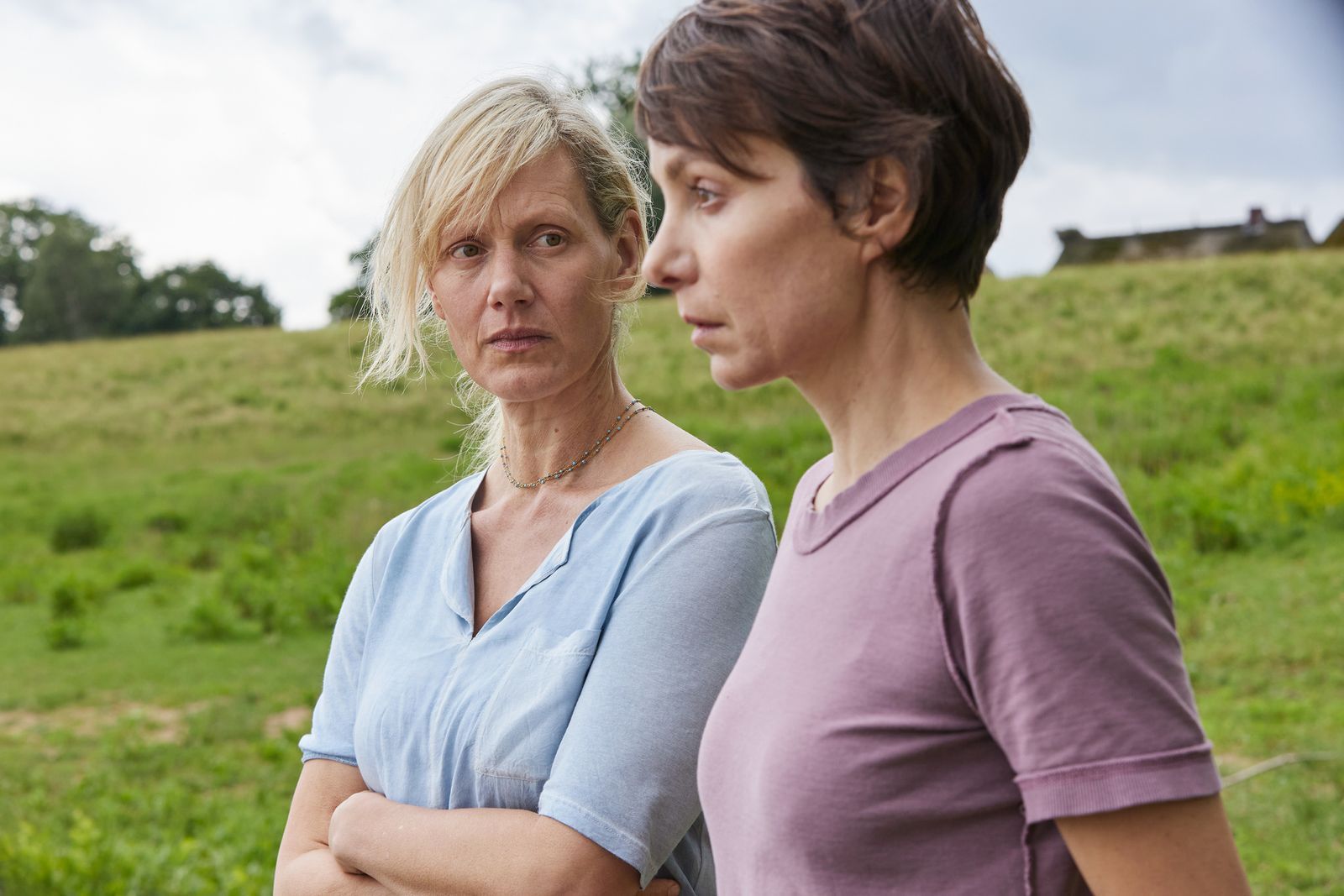 Aaron, der zwölfjährige Sohn von Sophie (Julia Koschitz, rechts), ist verschwunden. Mit ihren Männern und drei Kindern leben sie und Inga (Anna Schudt) wie eine Familie auf einem Hof im Wendland. Der ZDF-Film „Das verschwundene Kind“ entstand nach Motiven des Romans „Unter Wasser Nacht“ von Kristina Hauff. (Bild: ZDF/Andrea Kueppers)