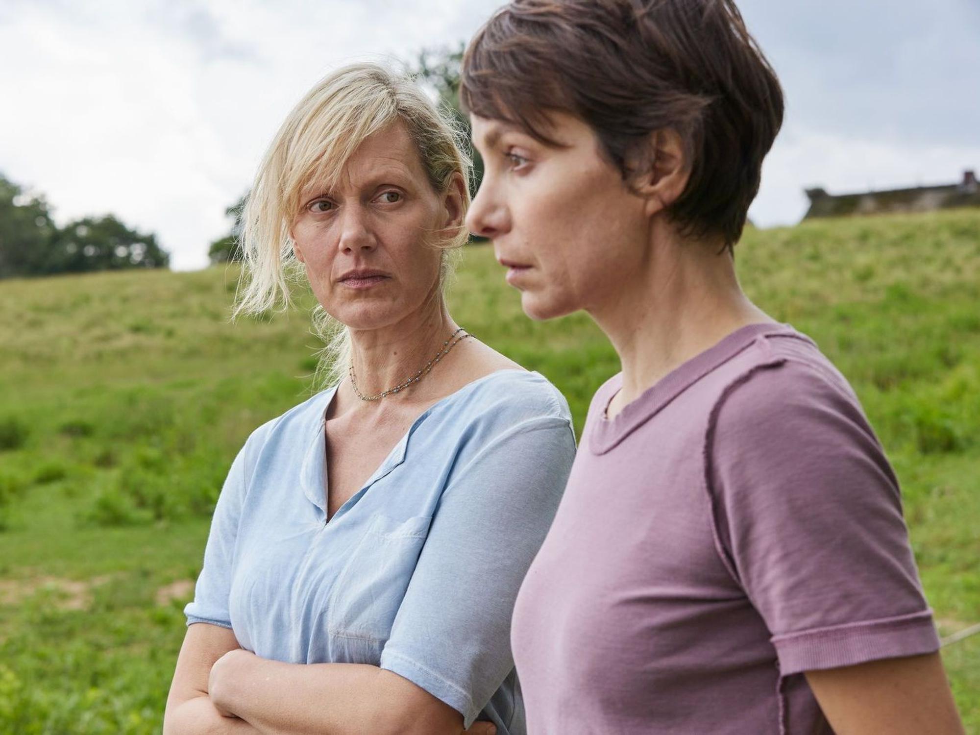 Aaron, der zwölfjährige Sohn von Sophie (Julia Koschitz, rechts), ist verschwunden. Mit ihren Männern und drei Kindern leben sie und Inga (Anna Schudt) wie eine Familie auf einem Hof im Wendland. Der ZDF-Film „Das verschwundene Kind“ entstand nach Motiven des Romans „Unter Wasser Nacht“ von Kristina Hauff. (Bild: ZDF/Andrea Kueppers)