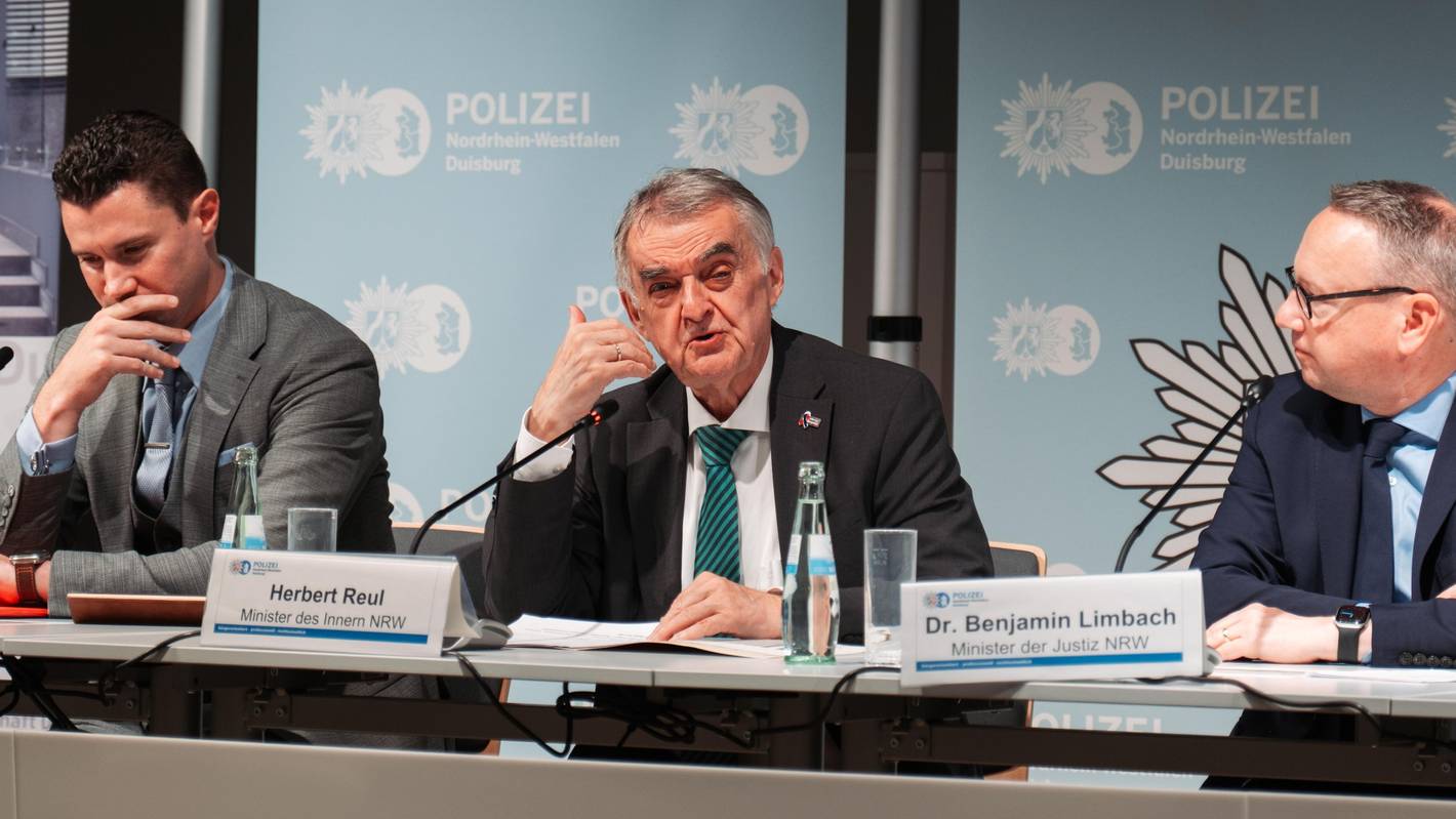 Pressekonferenz mit Innenminister Herbert Reul (CDU) nach der Razzia bei den „Hells Angels“ in Duisburg Anfang Oktober.