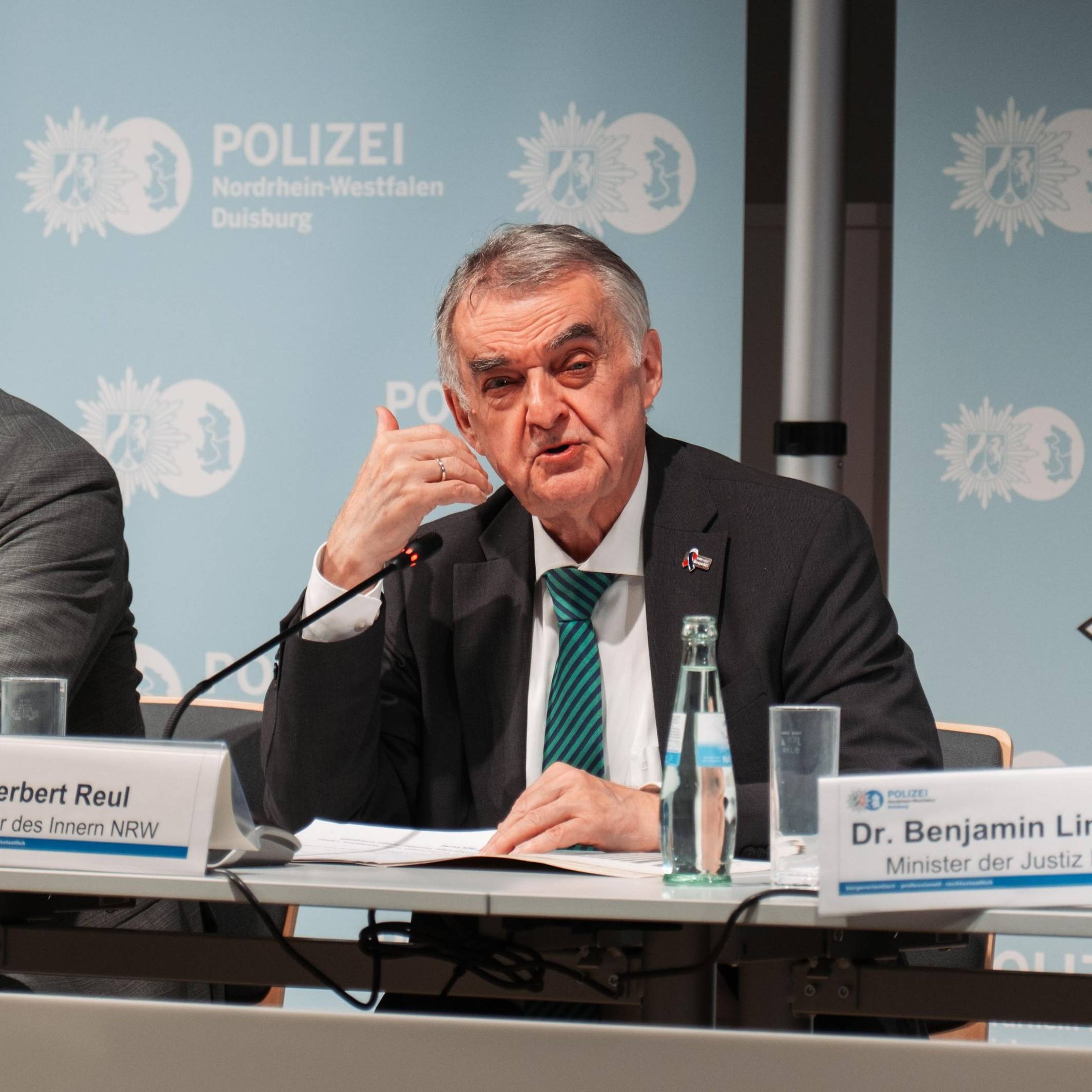 Pressekonferenz mit Innenminister Herbert Reul (CDU) nach der Razzia bei den „Hells Angels“ in Duisburg Anfang Oktober.