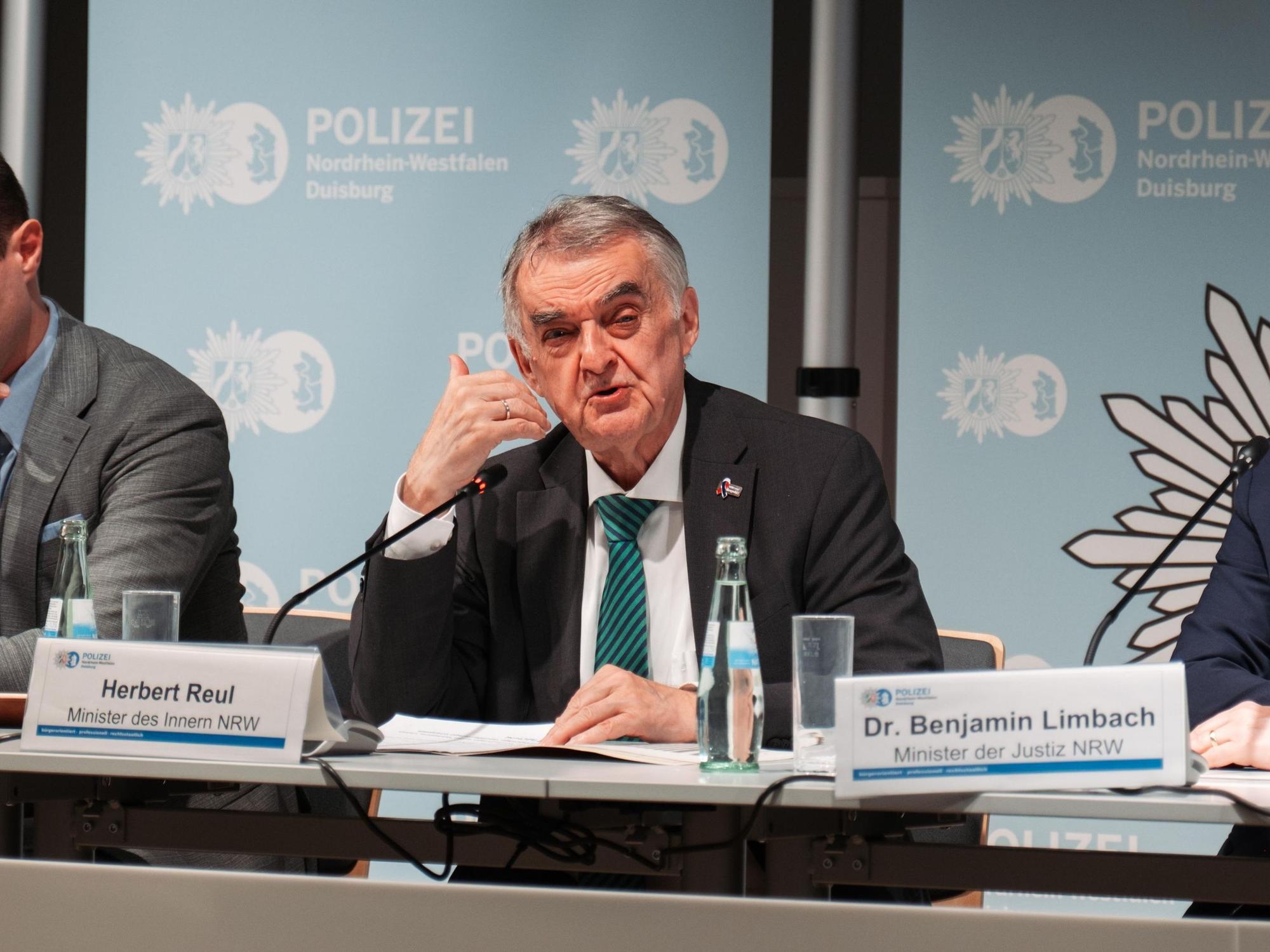 Pressekonferenz mit Innenminister Herbert Reul (CDU) nach der Razzia bei den „Hells Angels“ in Duisburg Anfang Oktober.