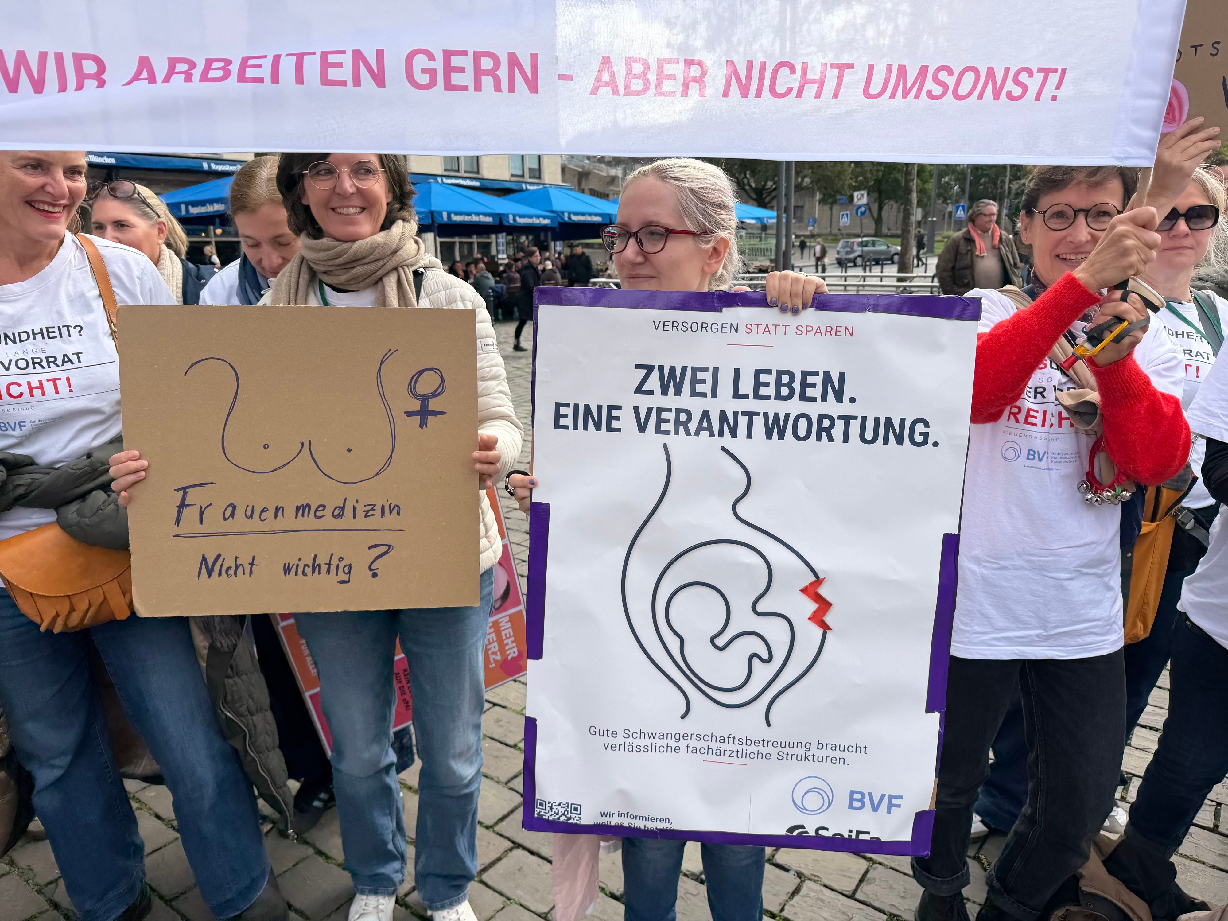 Frauen halten Transparente und selbstgemalte Plakate, darauf steht unter anderem die Frage „Frauenmedizin, nicht wichtig?“