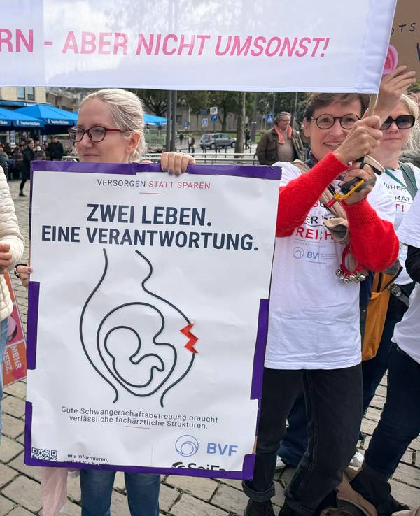 Frauen halten Transparente und selbstgemalte Plakate, darauf steht unter anderem die Frage „Frauenmedizin, nicht wichtig?“