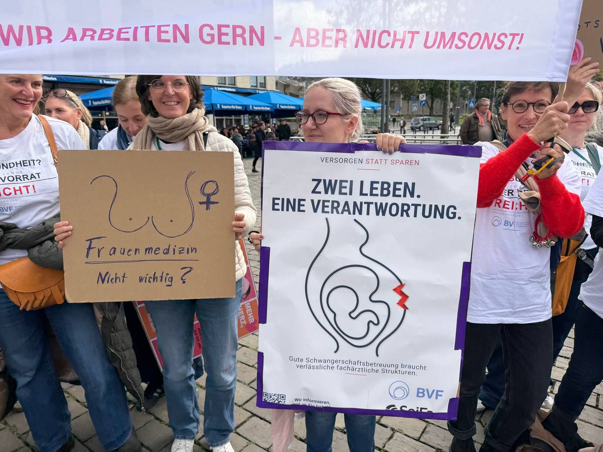 Frauen halten Transparente und selbstgemalte Plakate, darauf steht unter anderem die Frage „Frauenmedizin, nicht wichtig?“