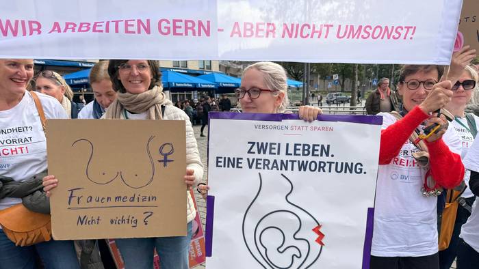 Frauen halten Transparente und selbstgemalte Plakate, darauf steht unter anderem die Frage „Frauenmedizin, nicht wichtig?“