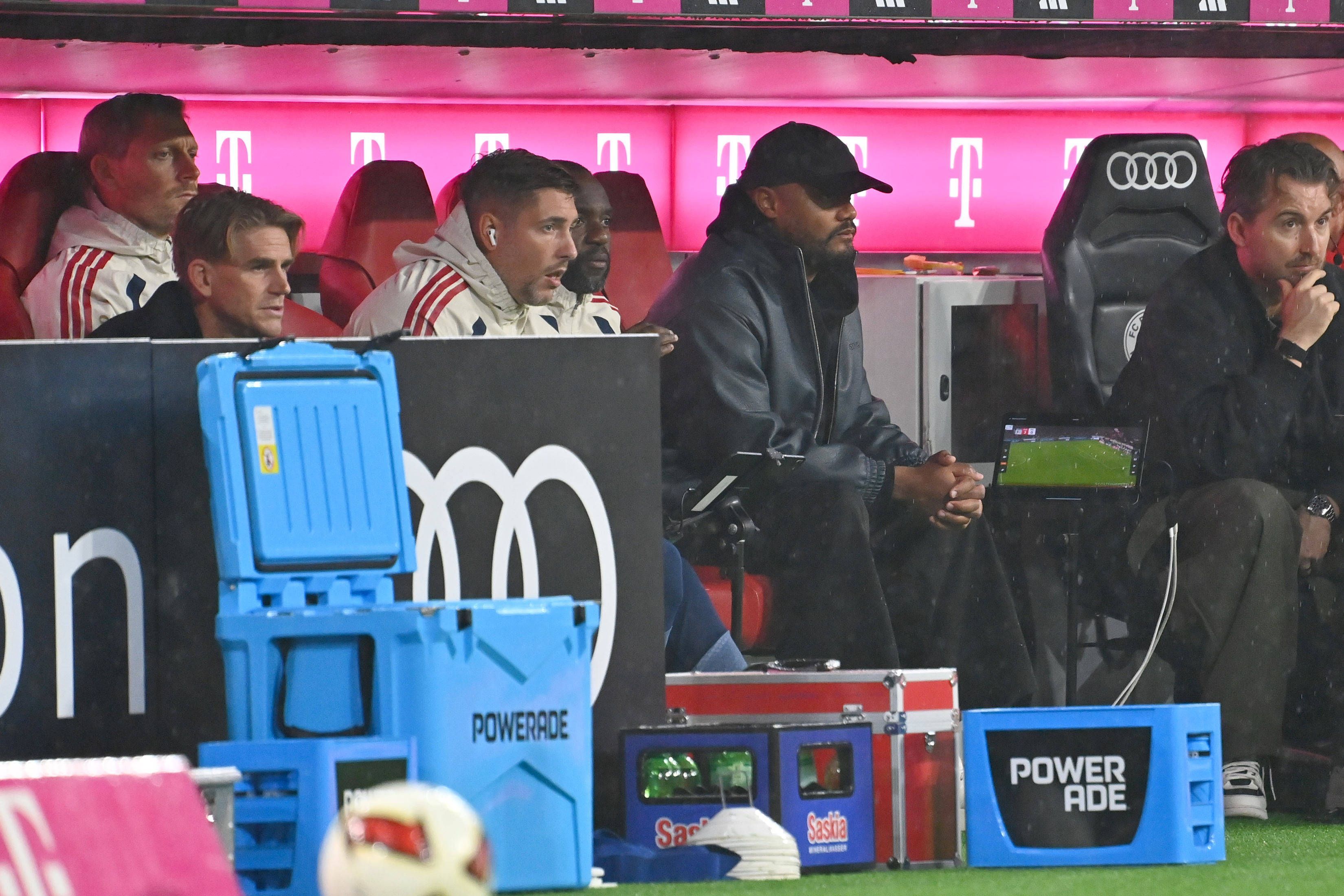 Verließ auch zum Jubeln gegen RB Leipzig nicht die Bayern-Bank: Trainer Vincent Kompany