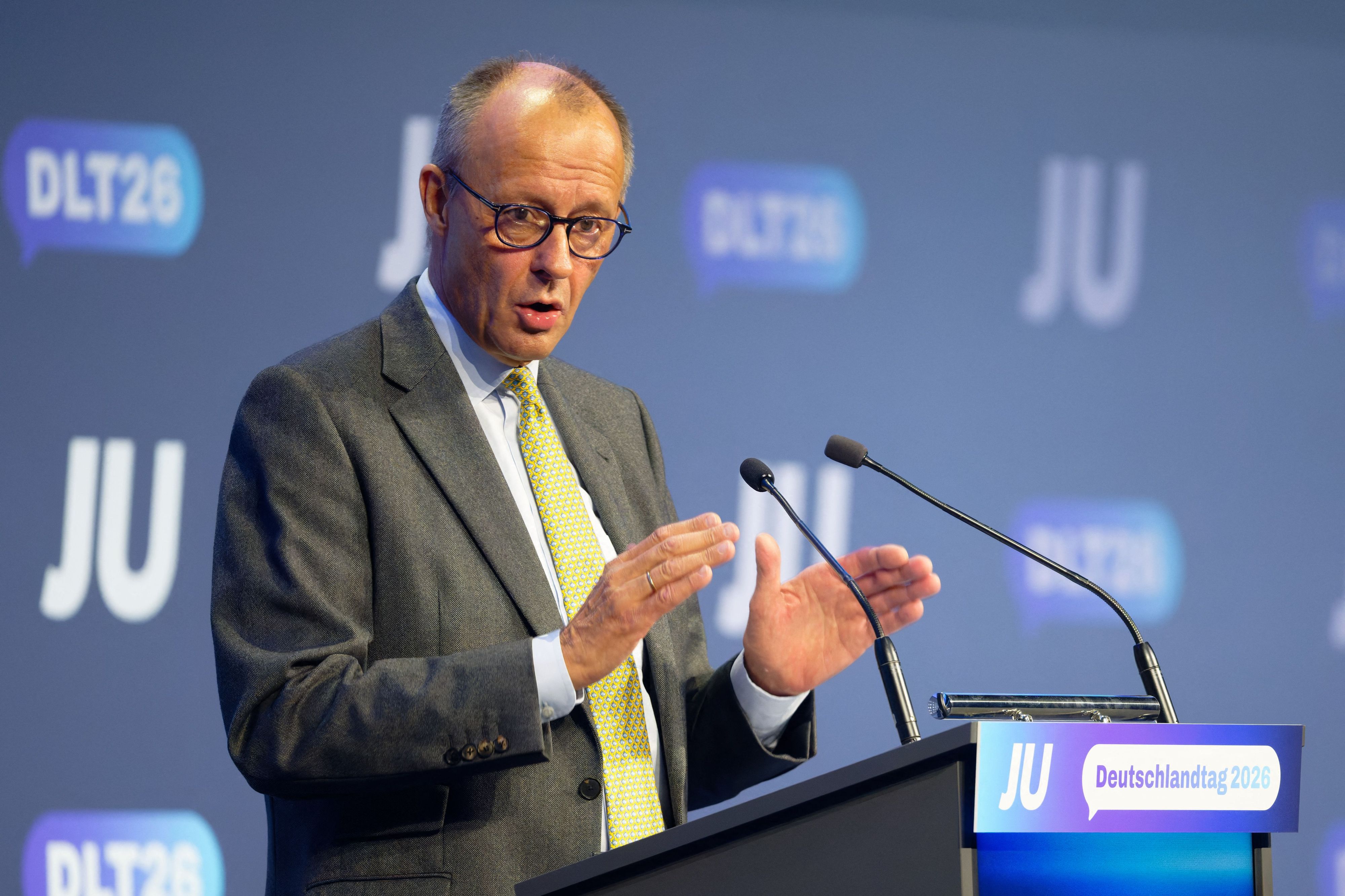 Den Delegierten der Jungen Union versprach Kanzler Merz eine vollständige Umsetzung des Rentenkompromisses mit der SPD vom Juli.