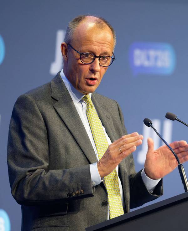 Den Delegierten der Jungen Union versprach Kanzler Merz eine vollständige Umsetzung des Rentenkompromisses mit der SPD vom Juli.