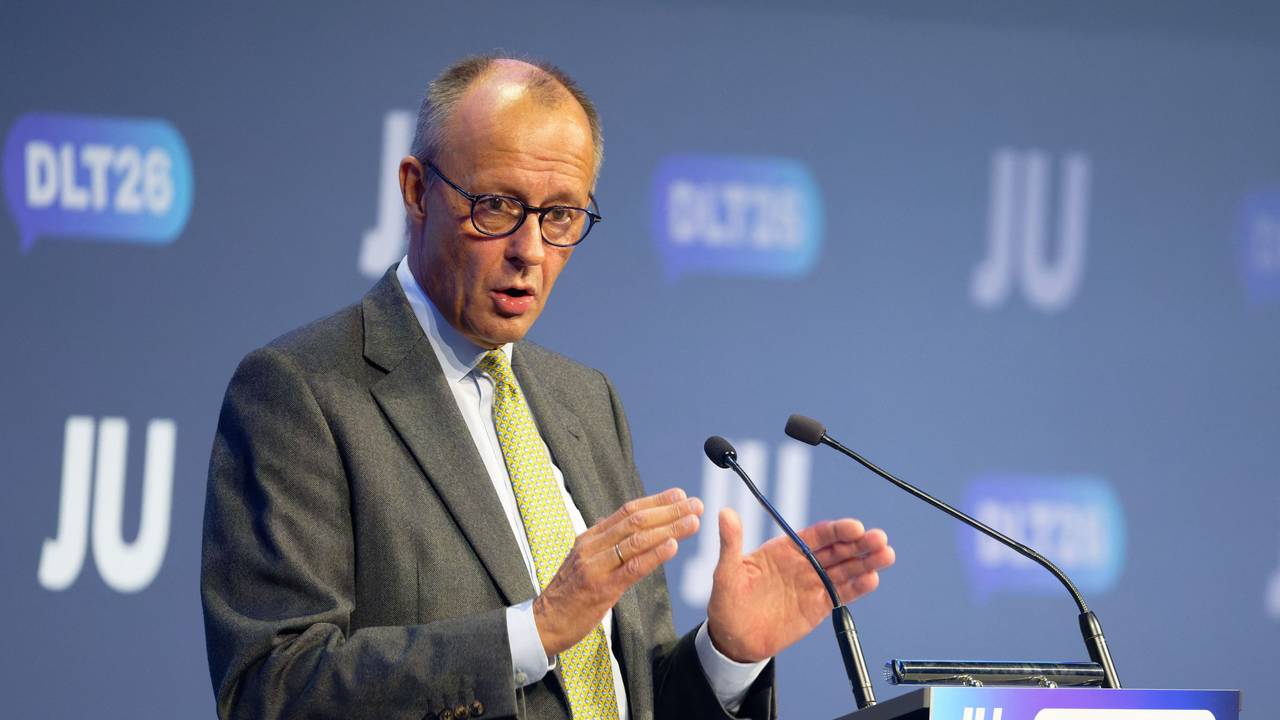 Den Delegierten der Jungen Union versprach Kanzler Merz eine vollständige Umsetzung des Rentenkompromisses mit der SPD vom Juli.