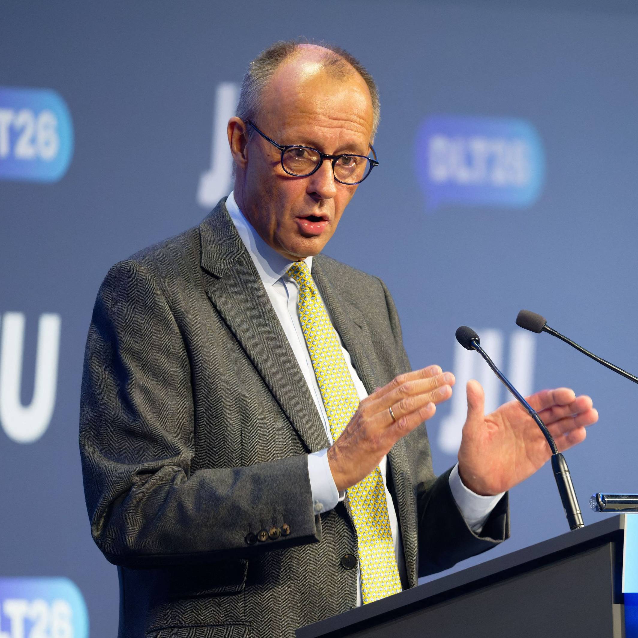 Den Delegierten der Jungen Union versprach Kanzler Merz eine vollständige Umsetzung des Rentenkompromisses mit der SPD vom Juli.