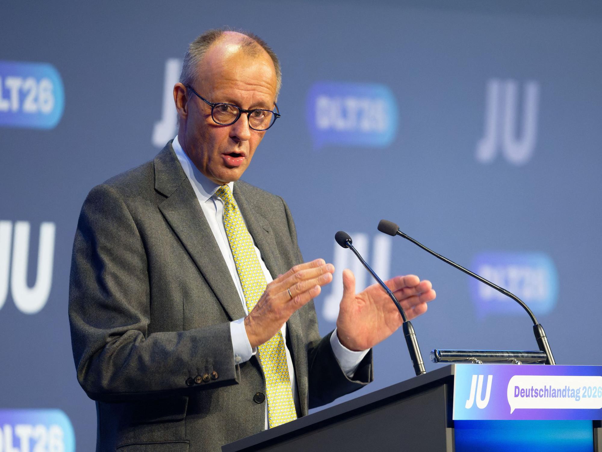 Den Delegierten der Jungen Union versprach Kanzler Merz eine vollständige Umsetzung des Rentenkompromisses mit der SPD vom Juli.
