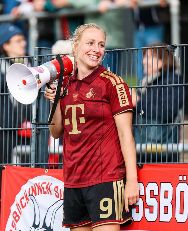 Pauline Bremer mit Megafon.