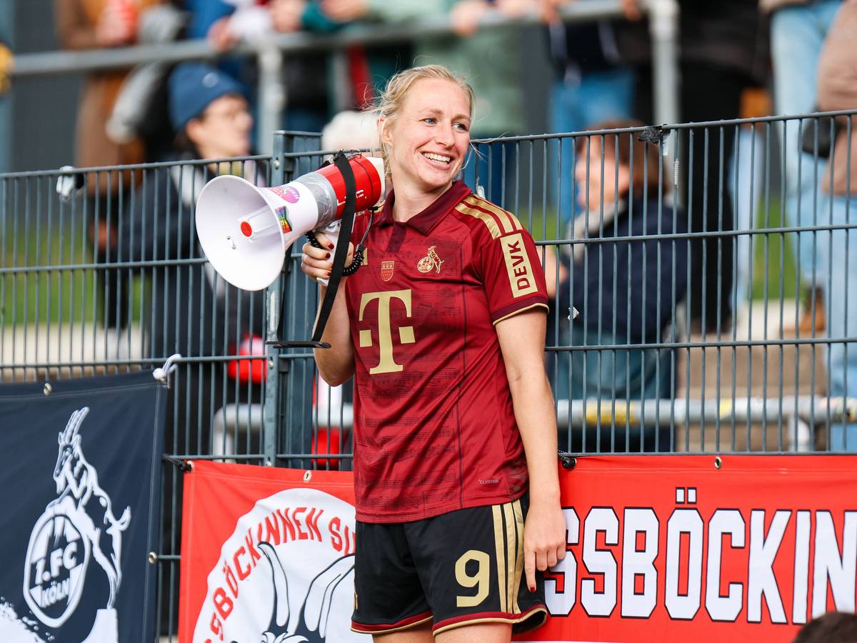 Pauline Bremer mit Megafon.