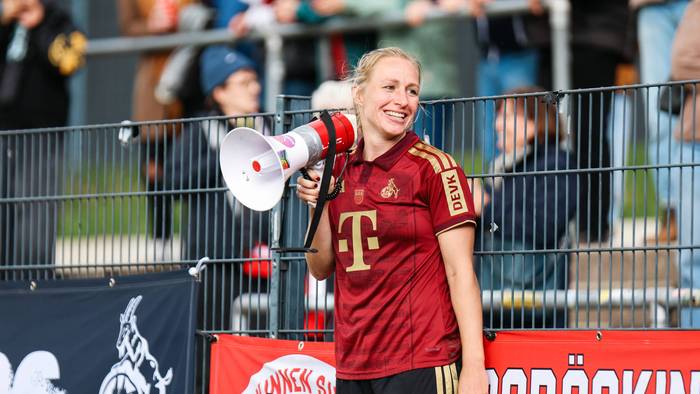 Pauline Bremer mit Megafon.