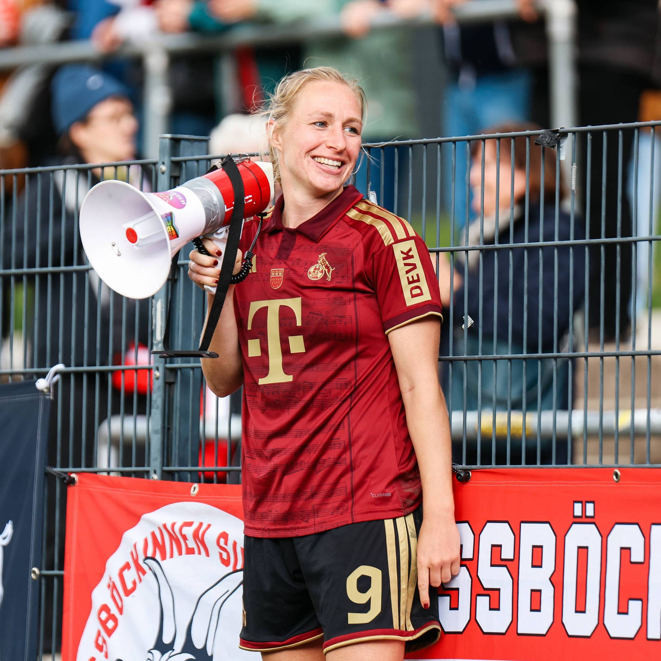 Pauline Bremer mit Megafon.