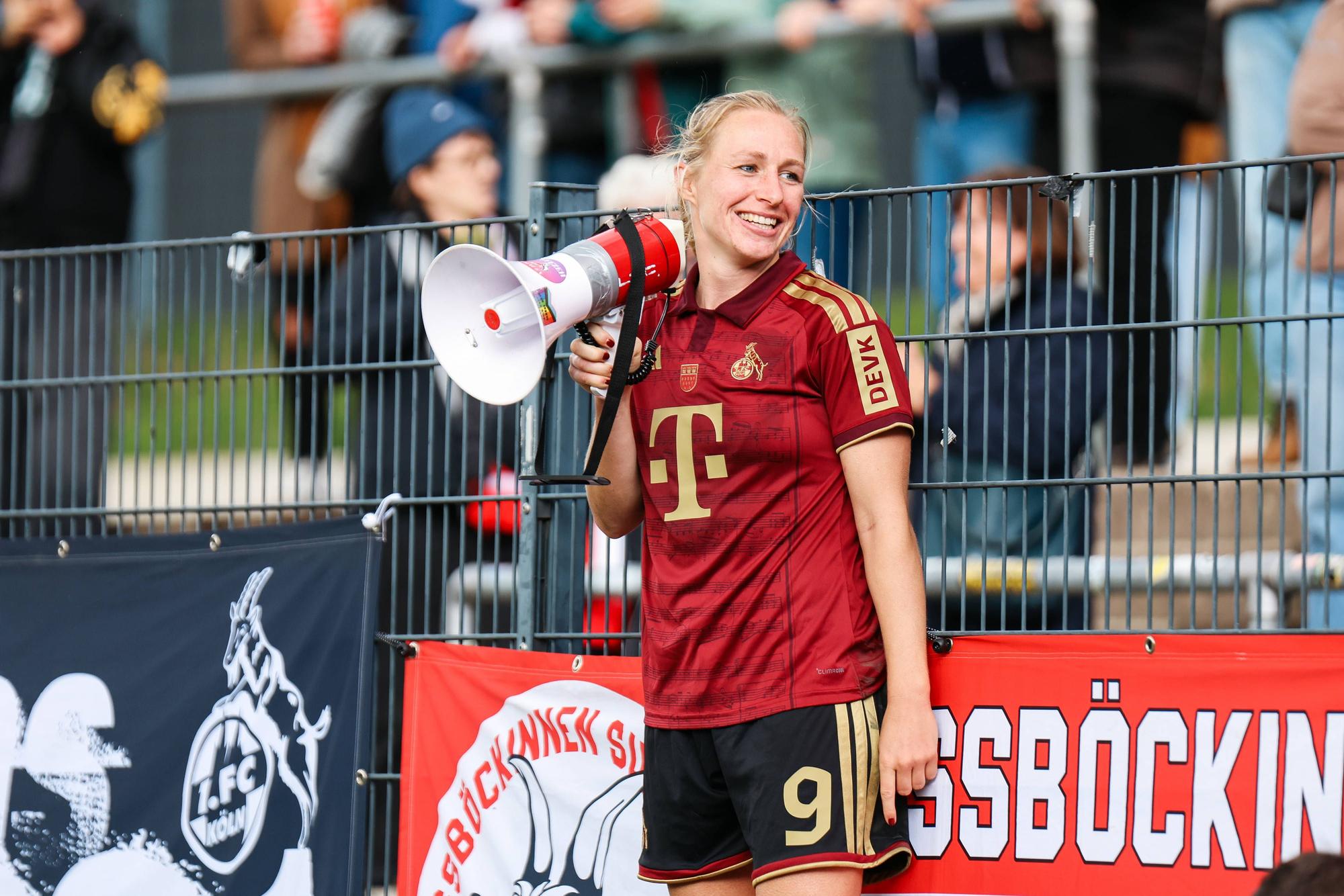 Pauline Bremer mit Megafon.