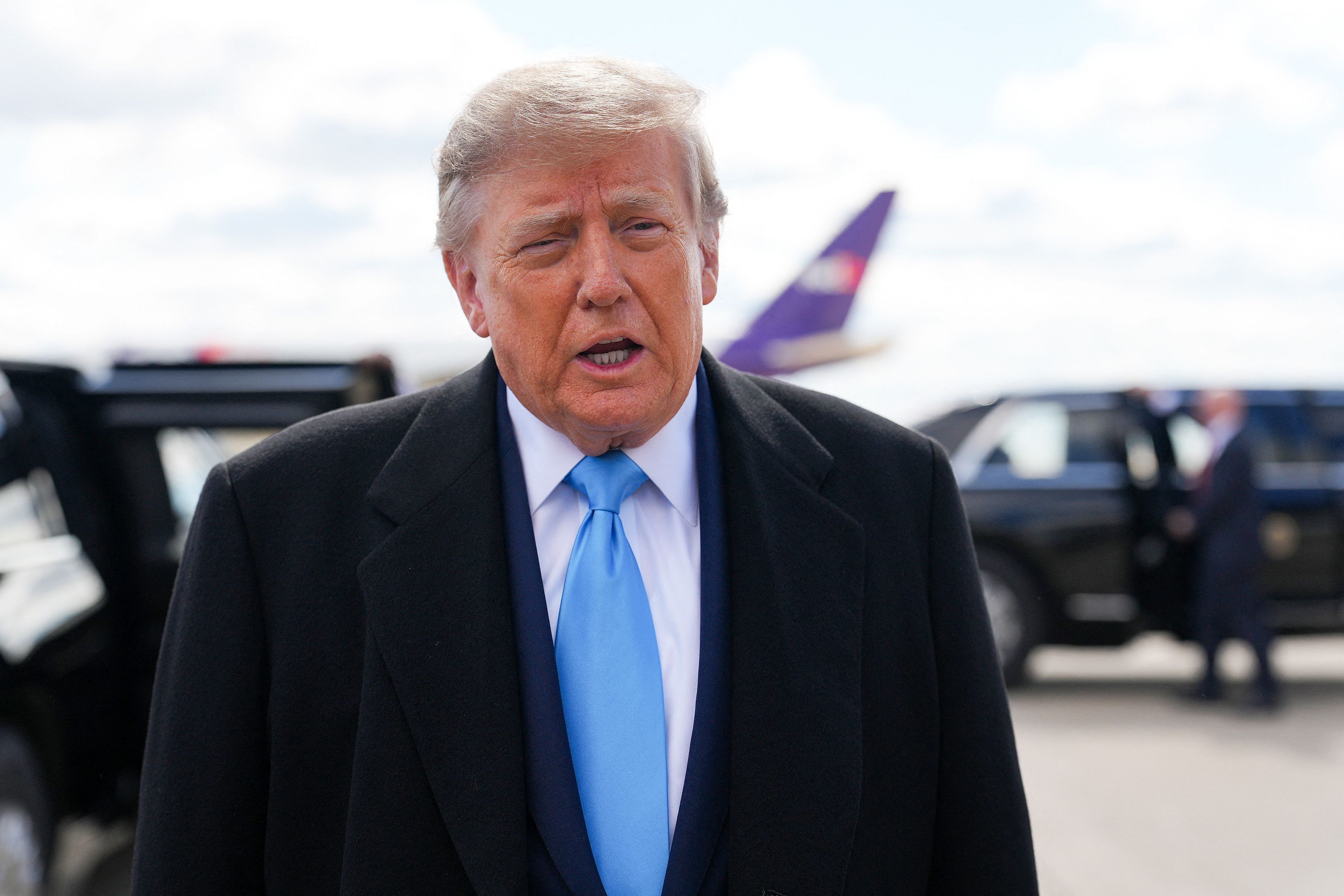 US-Präsident Donald Trump spricht am Flughafen in Hebron (Kentucky) zur Presse.