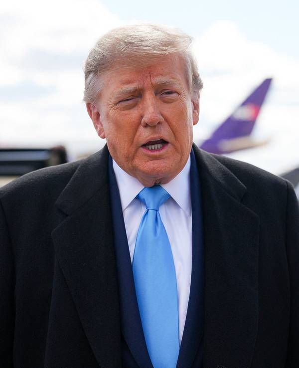 US-Präsident Donald Trump spricht am Flughafen in Hebron (Kentucky) zur Presse.